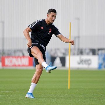 Les Chaussettes 3 bandes Performance adidas  de Cristiano Ronaldo sur le compte instagram de @cristiano