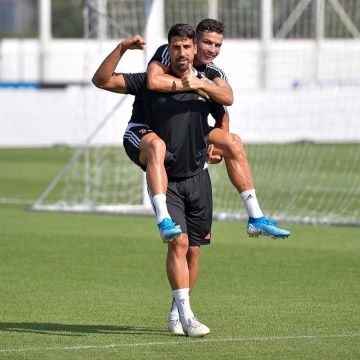 Las botas de fútbol con tachuelas Nike Legend VII Elite AG PRO de Sergio Ramos en la cuenta de Instagram de @cristiano
