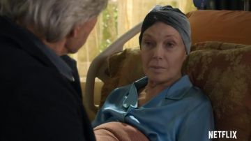 Bleu Satin Pyjama porté par Eileen (Susan Sullivan) dans Le Kominsky Méthode (S01E01)