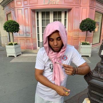 Le Maillot blanc du Fc Bayern de Zola vu sur le Compte Ins­ta­gram @Binks­zola