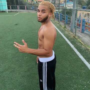 Le jogging adidas noir que Zola vu sur son Compte Ins­ta­gram @Binks­zola