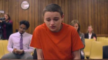 Orange Tee worn by Gypsy Rose Blanchard (Joey King) in The Act (S01E01)