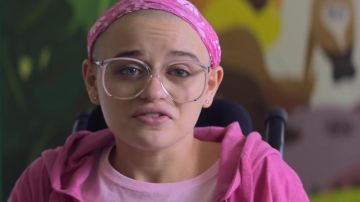 Clear Oversize Glasses worn by Gypsy Rose Blanchard (Joey King) in The Act (S01E01)
