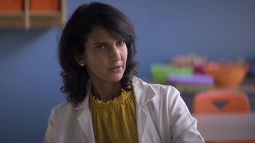 Top amarillo de cuello ruched usado por el Dr. Lakshmi Chandra (Poorna Jagannathan) en The Act (S01E02)