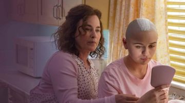 Pink Mirror used by Gypsy Rose Blanchard (Joey King) in The Act (S01E01)