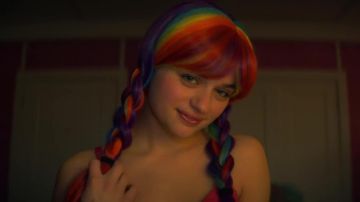 Rainbow Wig worn by Gypsy Rose Blanchard (Joey King) in The Act (S01E06)