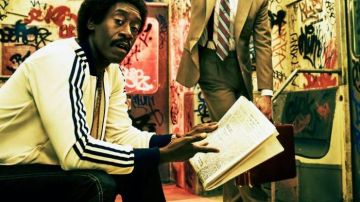 Chaqueta Adidas amarilla usada por Mo Monroe (Don Cheadle) en Black Monday (S01E01)