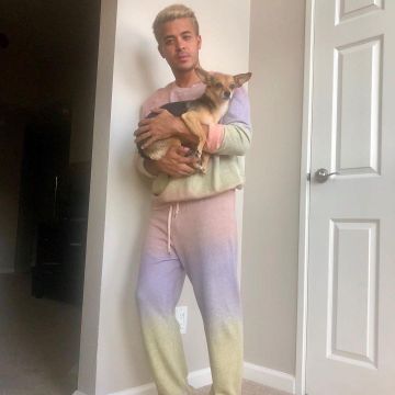 The jog pants colour rainbow of Christian Navarro on the account instagram of @christianleenavarro