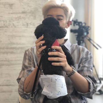 Lanvin shirt rayé porté par Park Chan Yeol sur son Instagram account @réel__pcy