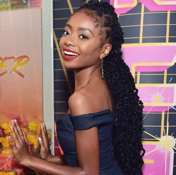 The earrings drop Fluid Azzurro of Skai Jackson account on the instagram of @skaijackson