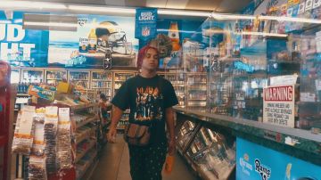 Le t-shirt du groupe de metal Def Leppard porté par Zola dans son clip California Girl