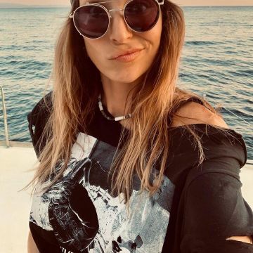 La camiseta negra de Laury Thilleman en su cuenta de instagram