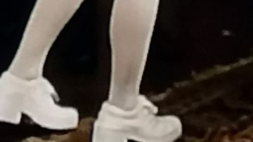 Los zapatos blancos que lleva D.J. Tanner (Candace Cameron-Bure) en The Party at Home