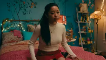 Le mannequin en bois dans la chambre de Lara Jean (Lana Condor) dans A tous les garçons que j'ai aimés