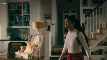 La main articulée dans le salon de Lara Jean (Lana Condor) dans A tous les garçons que j'ai aimés