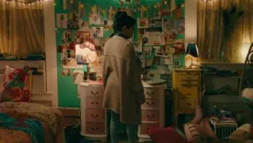 Le meuble jaune dans la chambre de Lara Jean (Lana Condor) dans À tous les garçons que j'ai aimés