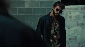 Sun-glasses Moe (Liam Hemsworth) in Killerman