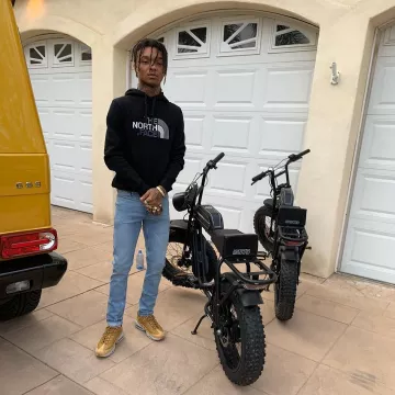 Zapatillas Nike Air Max 95 Metallic Gold de Swae Lee en @swaelee