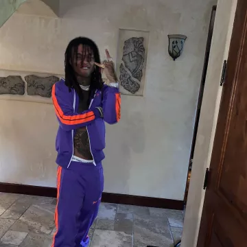 Los pantalones de jogging morados de Swae Lee con el logotipo de Palm Angels en su cuenta de Instagram @swaelee