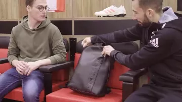 Le sac à dos Calvin Klein de Nicolas Benezet dans la vidéo YouTube VIDE TON SAC - EPISODE 2 - NICOLAS BENEZET (EA GUINGAMP)