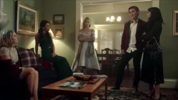 Topshop Noir Sequin Plissée Midi Robe portée par Veronica Lodge (Camila Mendes) à Riverdale Saison 1 Épisode 12