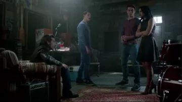 Saks Fifth Avenue ROUGE Gris Foncé Vérifié l'Ajustement et les Reflets de la Robe portée par Veronica Lodge (Camila Mendes) à Riverdale Saison 1 Épisode 12