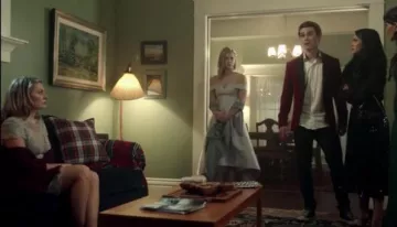 Tadashi Shoji Gris Dentelle Robe Fourreau porté par Alice Cooper (Mädchen Amick) à Riverdale Saison 1 Épisode 12