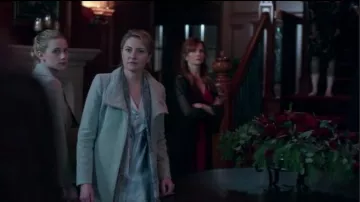 Babaton Gris Connor Manteau de Laine à Aritzia porté par Alice Cooper (Mädchen Amick) à Riverdale Saison 1 Épisode 12