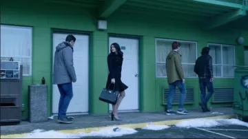 BCBGMAXAZRIA Talia à volants Vareuse en noir porté par Veronica Lodge (Camila Mendes) à Riverdale Saison 1 Épisode 12