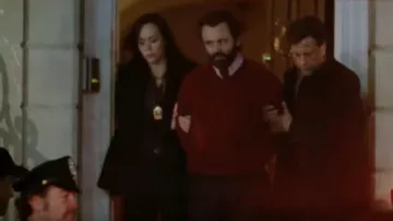 Suéter rojo v cuello usado por Martin Whitly (Michael Sheen) en Hijo pródigo (S01E01)