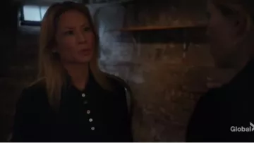 Zara Dark Green Pointelle Polo usado por la Dra. Joan Watson (Lucy Liu) en Elementary (Temporada 07 Episodio 11)