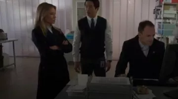 Marissa Webb Feria Coat usado por la Dra. Joan Watson (Lucy Liu) en Elementary (Temporada 07 Episodio 11)