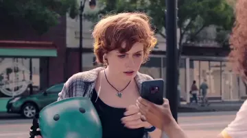 Le casque de vélo porté par Nancy Drew (Sophia Lillis) dans Nancy Drew and the Hidden Staircase