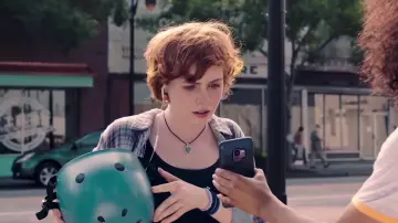 Le collier à pendentif coeur porté par Nancy Drew (Sophia Lillis) dans Nancy Drew and the Hidden Staircase