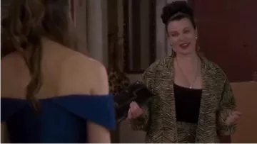 Rachel Comey Jaune Bébé Zèbre Jacquard Cocoon Manteau porté par Maggie (Debi Mazar) chez les Jeunes (Saison 06 Episode 07)