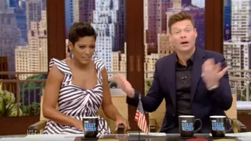 Jason Wu Collection Twist-front vestido midi de algodón-popelin blanco y azul marino usado por Tamron Hall en VIVO con Kelly y Ryan AGOSTO 2, 2019