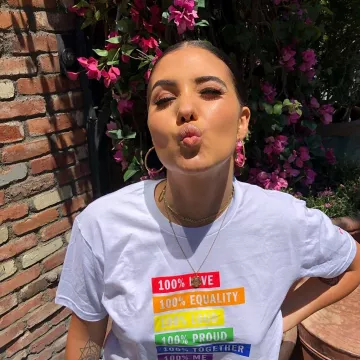 Le t-shirt imprimé 100% multicolore de Mabel sur le compte instagram de @mabel