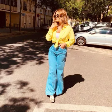 La Chemise jaune à noeud de Vitaa sur le compte instagram de @vitaa