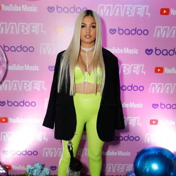 Le soutien-gorge vert en latex de Mabel sur le compte instagram de @mabel