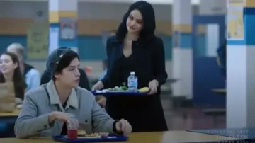 Kate Spade Noir Pétoncle Sergé Manteau porté par Veronica Lodge (Camila Mendes) à Riverdale (Saison 01 Épisode 13)