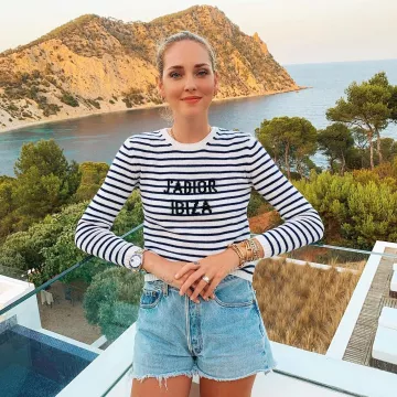 Le t-shirt rayé imprimé "j'adiore Ibiza"porté par Chiara Ferragni sur le compte instagram de @chiaraferragni