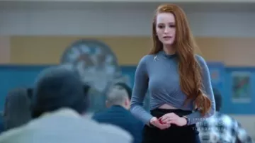 Topshop Gris à Manches Longues de Torsion Avant Crop Top porté par Cheryl Fleur (Madelaine Petsch) à Riverdale (Saison 01 Épisode 13)
