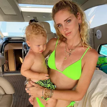 Le haut de bikini Calzedonia vert néon de Chiara Ferragni sur le compte instagram de @chiaraferragni