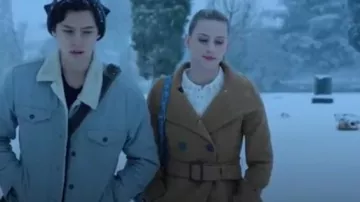 Abrigo de lana Aritzia Tan Babaton Bromley usado por Betty Cooper (Lili Reinhart) en Riverdale (Temporada 01 Episodio 13)
