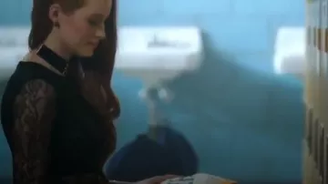 Dentelle noire Romper porté par Cheryl Fleur (Madelaine Petsch) à Riverdale Saison 1 Épisode 13