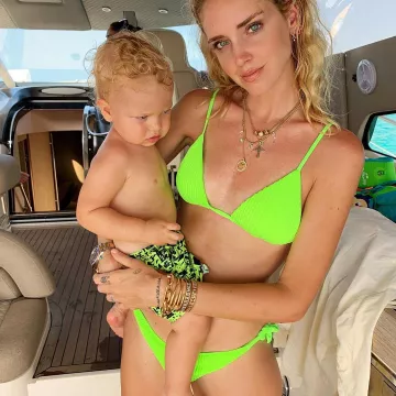 Le bas de bikini Calzedonia vert fluo de Chiara Ferragni sur le compte instagram de @chiaraferragni