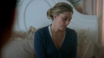 J Crew Bleu poids Plume de Coton V-Cou Cardigan porté par Alice Cooper (Mädchen Amick) à Riverdale (Saison 01 Épisode 13)