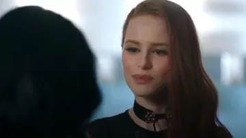 Zara Noir Dentelle Rose orné de velours foulard porté par Cheryl Fleur (Madelaine Petsch) à Riverdale (Saison 01 Épisode 13)