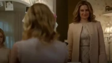 Rose Manteau porté par Alice Cooper (Mädchen Amick) à Riverdale Saison 1 Épisode 13