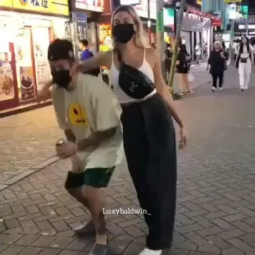 Tna For Aritzia 90's Karelis Tank In White worn by Hailey Rhode Bieber Tokyo July 30, 2019